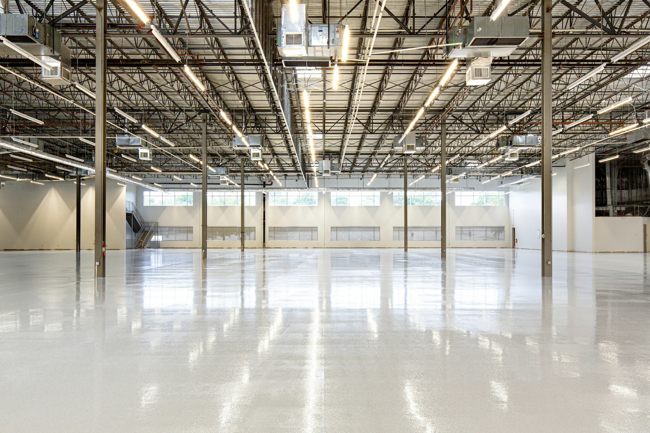 Interior impecable de una nave industrial moderna