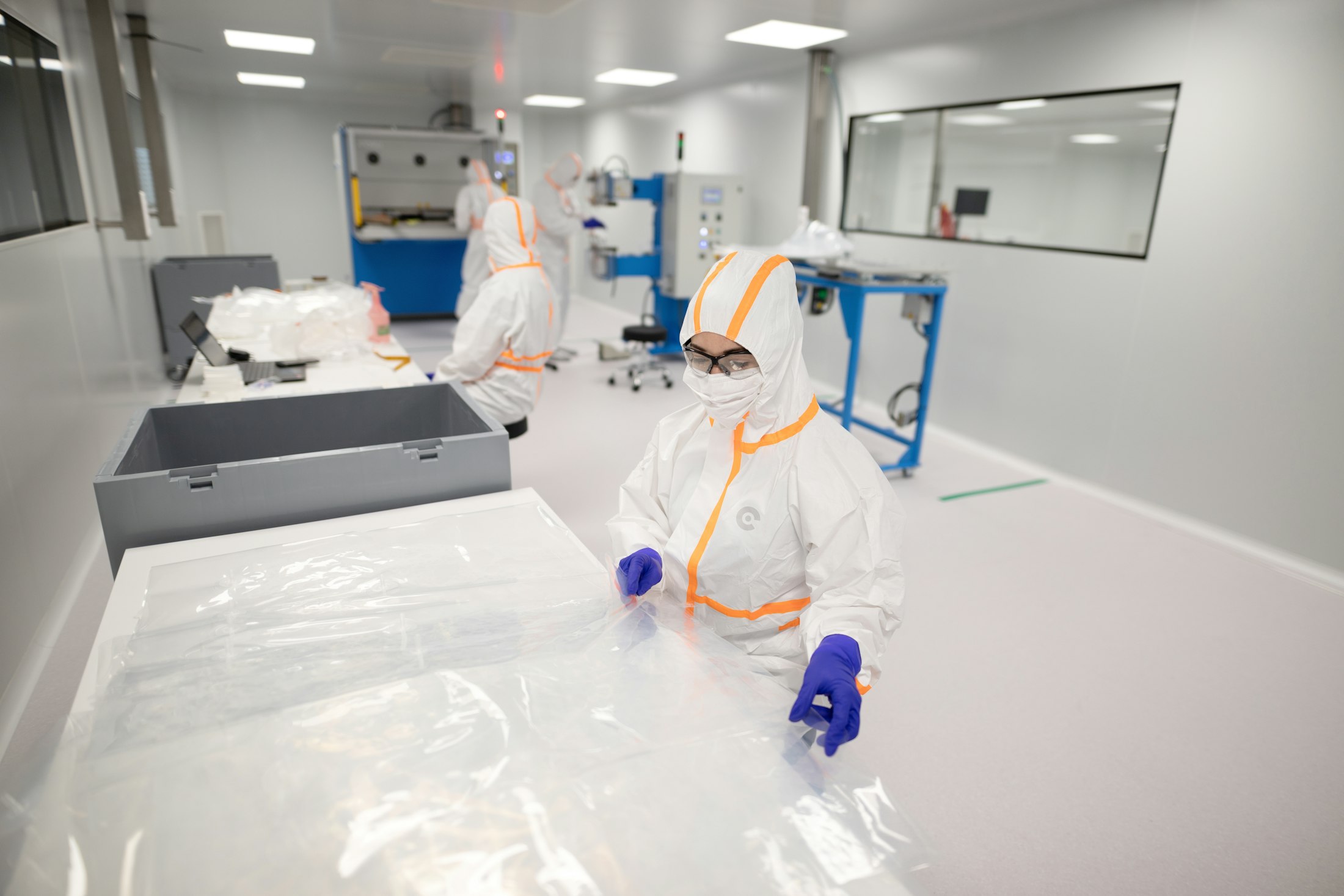 Tecnicos en una sala limpia farmaceutica GMP